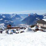 Eine schneebedeckte Alpenhütte im Winter