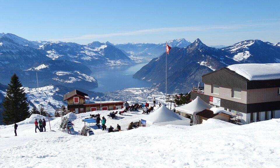 Eine schneebedeckte Alpenhütte im Winter