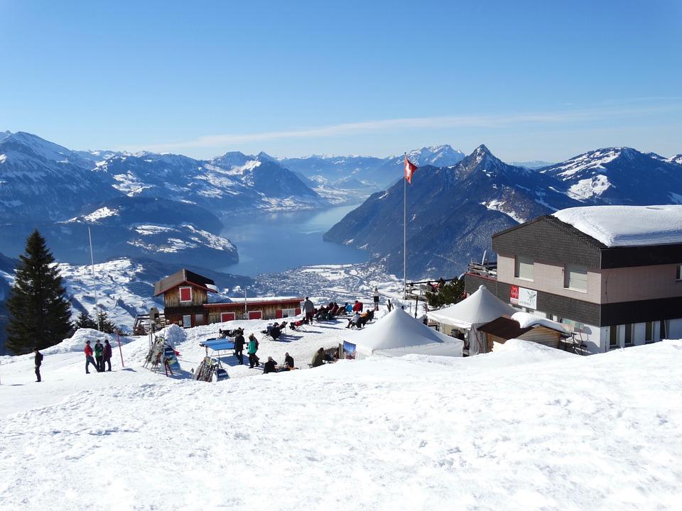Eine schneebedeckte Alpenhütte im Winter