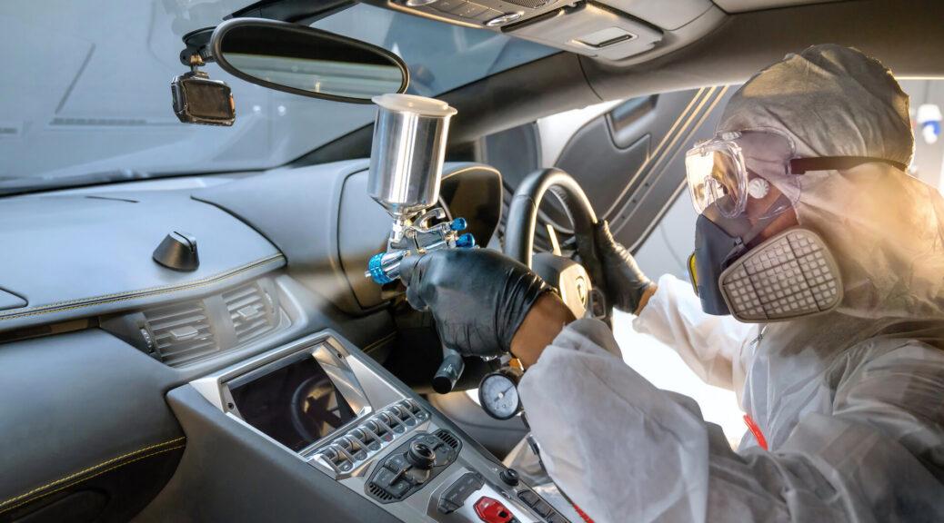 Autopflege, ein Profi führt eine Ozonbehandlung im Innenraum eines Autos durch